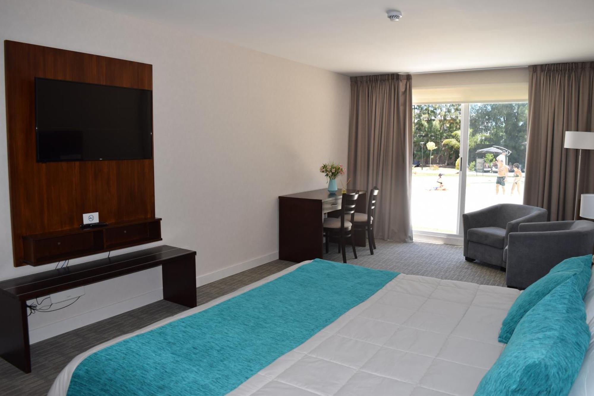 Howard Johnson Plaza & Convention Center 3*